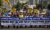 Một cuộc biểu tình trước đại sứ quán Trung Quốc ở Manila ngày 12/7. (Ảnh: Getty Images