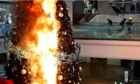Cây thông Noel trong một trung tâm thương mại ở Hong Kong bị đốt cháy hôm 12/11. (Ảnh: Reuters)