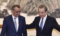 Tổng giám đốc WHO Tedros Adhanom Ghebreyesus trong cuộc gặp Ngoại trưởng Trung Quốc Vương Nghị. (Ảnh: Xinhua)