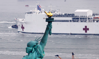 Tàu bệnh viện Hải quân Mỹ USNS Comfort cập cảng Manhattan ngày 30/3. (Ảnh: Reuters)