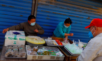 Một cửa hàng bán đồ ăn trên phố ở Bắc Kinh ngày 24/4. (Ảnh: Reuters)