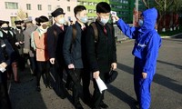 Sinh viên một trường đại học ở Bình Nhưỡng được kiểm tra thân nhiệt khi đến trường hôm 22/4. (Ảnh: AP)