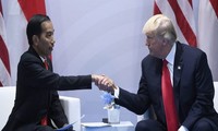 Tổng thống Indonesia (bìa trái) trong cuộc dịp gặp Tổng thống Mỹ Donald Trump. (Ảnh: Policy Times)