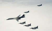 Một chiếc máy bay ném bom B-1B và đội máy bay F-16 thực hiện đợt diễn tập trên vùng trời Nhật Bản ngày 22/4. (Ảnh: Không quân Mỹ)