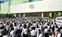 Bức ảnh các sinh viên ĐH Công nghệ Kimchaek ở Bình Nhưỡng phản đối những người đào tẩu Triều Tiên. (Ảnh: Rodong Shinmun)