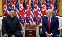 Chủ tịch Triều Tiên Kim Jong Un và Tổng thống Mỹ Donald Trump trong cuộc gặp lần đầu ở Singapore. (Ảnh: Reuters)