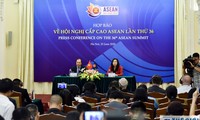 Thứ trưởng Nguyễn Quốc Dũng (trái) chủ trì họp báo chiều 23/6 về Hội nghị cấp cao ASEAN lần thứ 36. (Ảnh: Baoquocte)