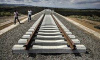 Dự án đường sắt lửng lơ ở Kenya được làm bằng tiền vay theo khuôn khổ Vành đai Con đường. (Ảnh: Bloomberg)