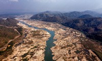 Một khúc sông Mekong cạn khô vào đầu năm 2020. (Ảnh: NYT)