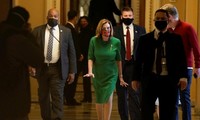Chủ tịch Hạ viện Mỹ Nancy Pelosi (váy xanh) bước ra sau phiên họp ngày 21/12 của Hạ viện về gói cứu trợ mới. (Ảnh: Reuters)
