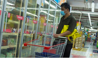 Một người đàn ông nhìn tủ chứa thực phẩm đông lạnh trong siêu thị ở Bắc Kinh. (Ảnh: Reuters)