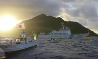 Một tàu cá Nhật Bản giáp mặt với nhóm tàu hải cảnh Trung Quốc ở quần đảo Senkaku/Điếu Ngư hồi năm 2013. (Ảnh: Reuters)