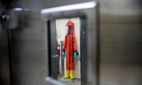 Một bộ đồ bảo hộ treo bên trong phòng thí nghiệm Ft.Detrick của Mỹ. (Ảnh: AP)