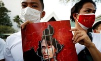 Người Myanmar biểu tình trước tòa nhà Liên Hợp quốc ở Thái Lan để phản đối cuộc đảo chính. (Ảnh: Reuters)