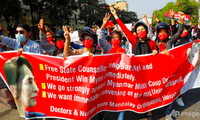 Người dân ở TP Mandalay biểu tình ngày 8/2. (Ảnh: AP)
