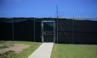 Trước cửa nhà tù của Mỹ trên Vịnh Guantanamo. (Ảnh: Reuters)