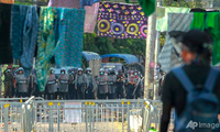Người biểu tình Myanmar giăng váy phụ nữ đầy phố để đối phó với lực lượng an ninh. (Ảnh: AP)