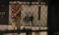 Một tù nhân trong trại giam của Mỹ ở Guantanamo. (Ảnh: Reuters)