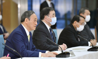 Thủ tướng Nhật Suga Yoshihide dự cuộc họp nội các ngày 12/4. (Ảnh: AP)