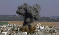 Khói bốc lên sau khi Israel không kích Gaza ngày 11/5. (Ảnh: AP)