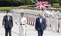 Hai Bộ trưởng quốc phòng của Nhật và Anh trong lễ đón ngày 20/7. (Ảnh: Reuters)