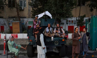 Các tay súng Taliban trên con phố ở thủ đô Kabul. (Ảnh: Reuters)