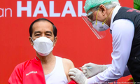 Tổng thống Indonesia trong lần tiêm vắc-xin COVID-19