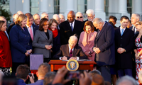 Khoảnh khắc vui mừng của cả hai đảng Mỹ khi ông Biden ký dự luật hạ tầng thành luật. (Ảnh: Reuters)
