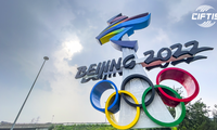 Một biểu tượng Olympic và Paralympic được dựng lên ở Bắc Kinh để chào đón sự kiện thể thao thế giới vào đầu năm sau. (Ảnh: CGTN)