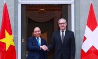 Tổng thống Thuỵ Sĩ Guy Parmelin đón Chủ tịch nước Nguyễn Xuân Phúc. (Ảnh: TTXVN)