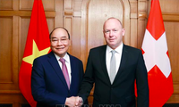 Chủ tịch Hội đồng Quốc gia Liên bang Thụy Sĩ Andreas Aebi tiếp đón Chủ tịch nước Nguyễn Xuân Phúc. (Ảnh: TTXVN)