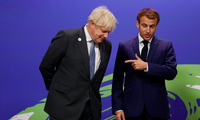 Tổng thống Pháp Emmanuel Macron (phải) và Thủ tướng Anh Boris Johnson. (Ảnh: Guardian)