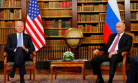 Tổng thống Mỹ Joe Biden (trái) và Tổng thống Nga Vladimir Putin trong cuộc thượng đỉnh trực tiếp hồi tháng 6 tại Geneva. (Ảnh: Reuters)