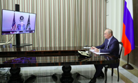 Tổng thống Nga Vladimir Putin trong cuộc gặp trực tuyến với người đồng cấp Mỹ Joe Biden. (Ảnh: Reuters)