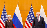 Thứ trưởng Ngoại giao Mỹ Wendy Sherman (trái) và người đồng cấp Nga Sergei Ryabkov trong cuộc gặp tại Geneva ngày 10/1. (Ảnh: Reuters)