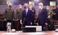 Thứ trưởng Ngoại giao Nga Alexander Grushko và Tổng thư ký NATO Jens Stoltenberg sau cuộc họp ngày 12/1 tại Brussels. (Ảnh: Reuters)