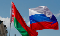 Quốc kỳ của Belarus và Nga. (Ảnh: Reuters)