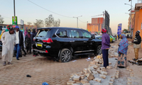 Một chiếc xe của Tổng thống Burkia Faso dính nhiều vết đạn sau đợt nổ súng ở khu vực gần dinh thự tổng thống ở thủ đô Ouagadougou hôm 24/1. (Ảnh: Reuters)