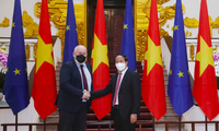 Phó Thủ tướng Lê Văn Thành đón Phó Chủ tịch điều hành Ủy ban châu Âu Frans Timmermans. (Ảnh: TTXVN) 
