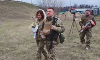 Anh chị Lesia Ivashchenko và Valerii Filimonov trong đám cưới của họ ngày 6/3. (Ảnh: RTE)