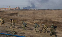 Binh lính Ukraine di chuyển ở thị trấn Irpin gần Kiev ngày 12/3. (Ảnh: Reuters)
