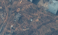 Ảnh vệ tinh của Maxar chụp ngày 31/3 cho thấy chỉ còn các bờ đất ở khu vực sân bay gần thủ đô Kiev. (Ảnh: Maxar)