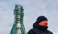 Giám đốc Roscosmos Dmitry Rogozin đứng trước tàu vũ trụ Soyuz MS-20 ở Kazakhstan vào tháng 12/2021. (Ảnh: Reuters)
