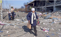 Người dân rời khỏi thị trấn Bucha ở ngoại ô Kiev hôm 13/3. (Ảnh: Reuters)