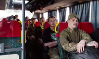 Ảnh cắt từ một video do Nga công bố ngày 17/5 cho thấy nhóm binh lính đầu hàng ở nhà máy thép Azovstal đang ngồi trên xe buýt để rời khỏi thành phố Mariupol