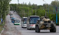 Đoàn xe chở các binh lính Ukraine ra khỏi nhà máy thép Azovstal ngày 17/5. (Ảnh: Reuters)