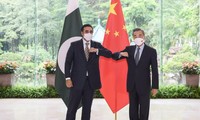 Ngoại trưởng Trung Quốc Vương Nghị đón người đồng cấp Pakistan Bilawal Bhutto Zardari tại Quảng Châu ngày 22/5. (Ảnh: Xinhua)