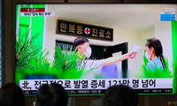 Người dân ở Seoul, Hàn Quốc, xem tin tức về đợt bùng phát COVID-19 ở Triều Tiên trên truyền hình ngày 17/5. (Ảnh: Reuters)