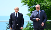 Tổng thống Nga Vladimir Putin và Tổng thống Belarus Alexander Lukashenko trong cuộc gặp tại Sochi ngày 23/5. (Ảnh: Spunik)