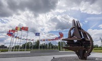 Quốc kỳ của các nước thành viên NATO bên ngoài trụ sở của liên minh ở Brussels. (Ảnh: AP)